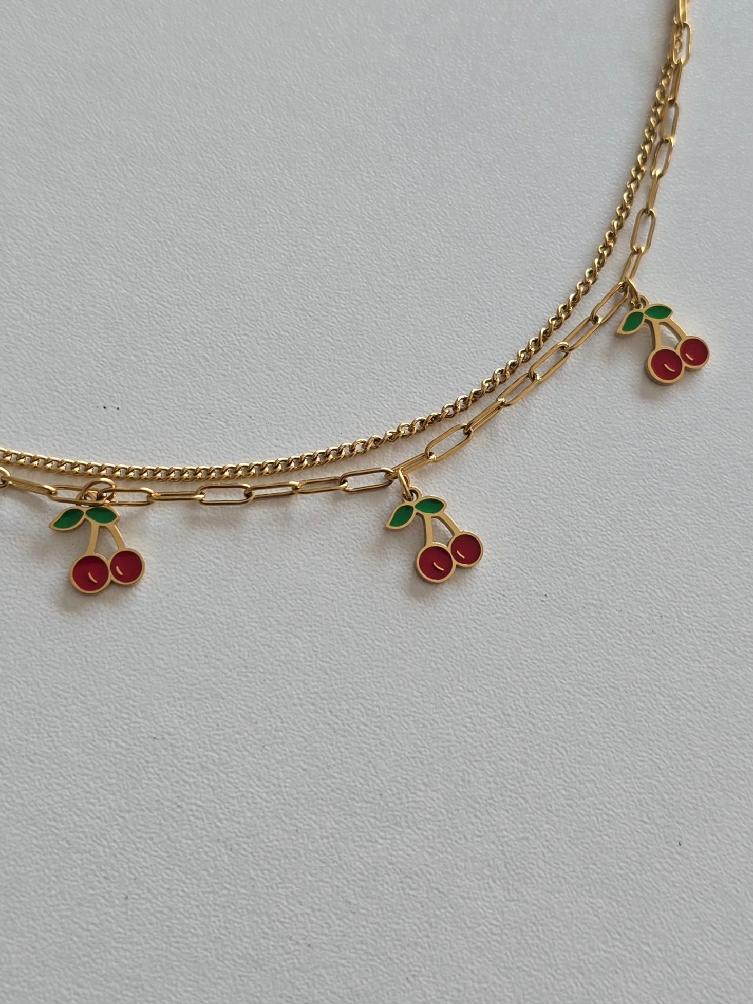 bijou de cheville double chaine doré orné de pendentifs cerises rouges