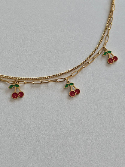 bijou de cheville double chaine doré orné de pendentifs cerises rouges