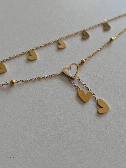 bijou de cheville femme doré avec pendentif coeur blanc nacré et petite chaîne pendante 