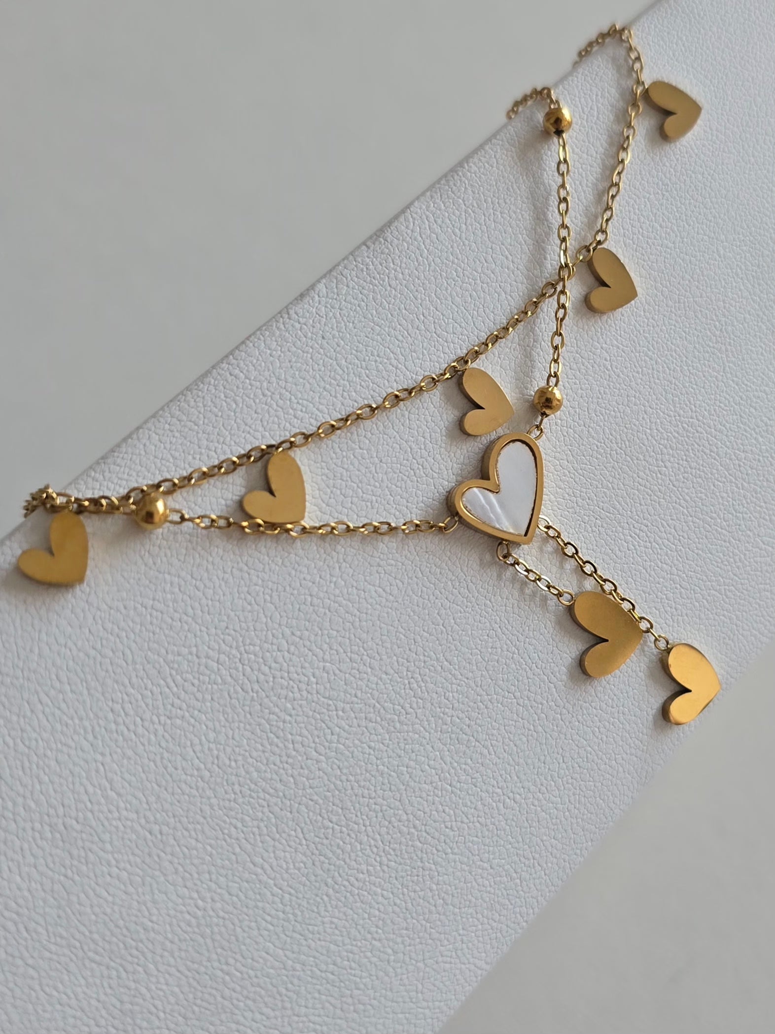 bijou romantique pour femme : bracelet de cheville doré avec double chaîne et pendentifs coeurs 