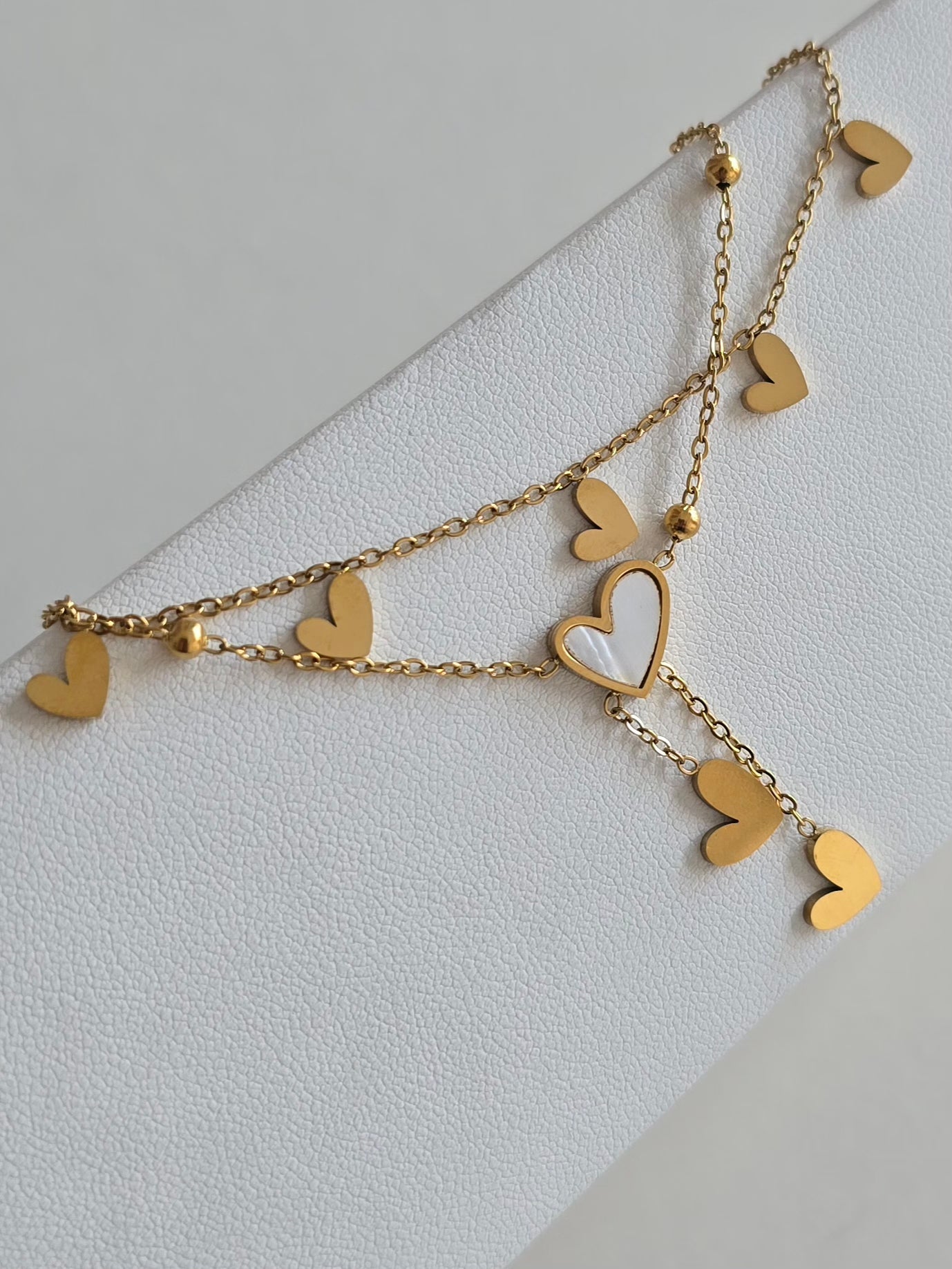 bracelet de cheville en acier inoxydable doré avec coeur irisé et chaînette pendante 