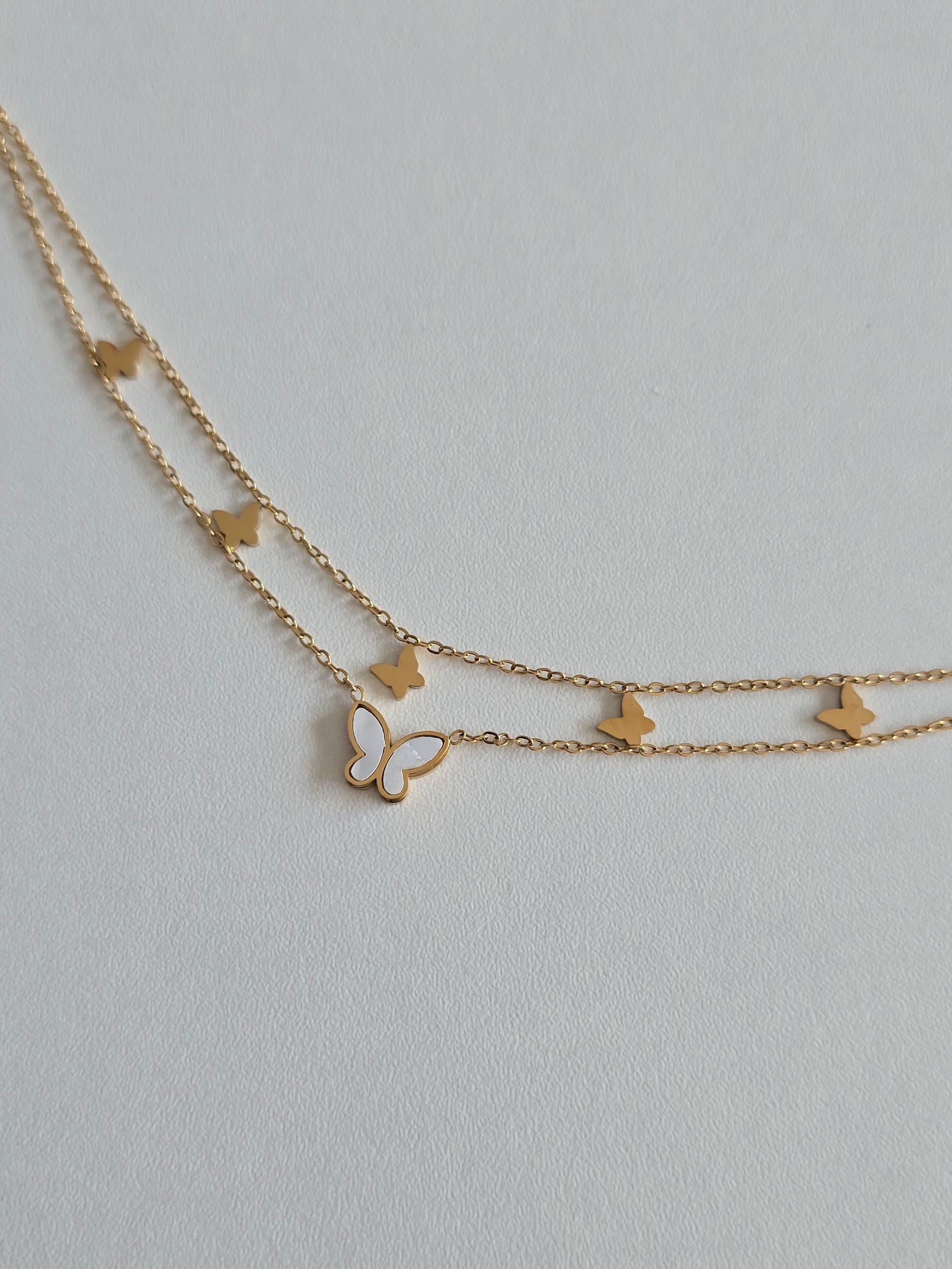 bracelet de cheville tendance doré avec papillon central blanc 