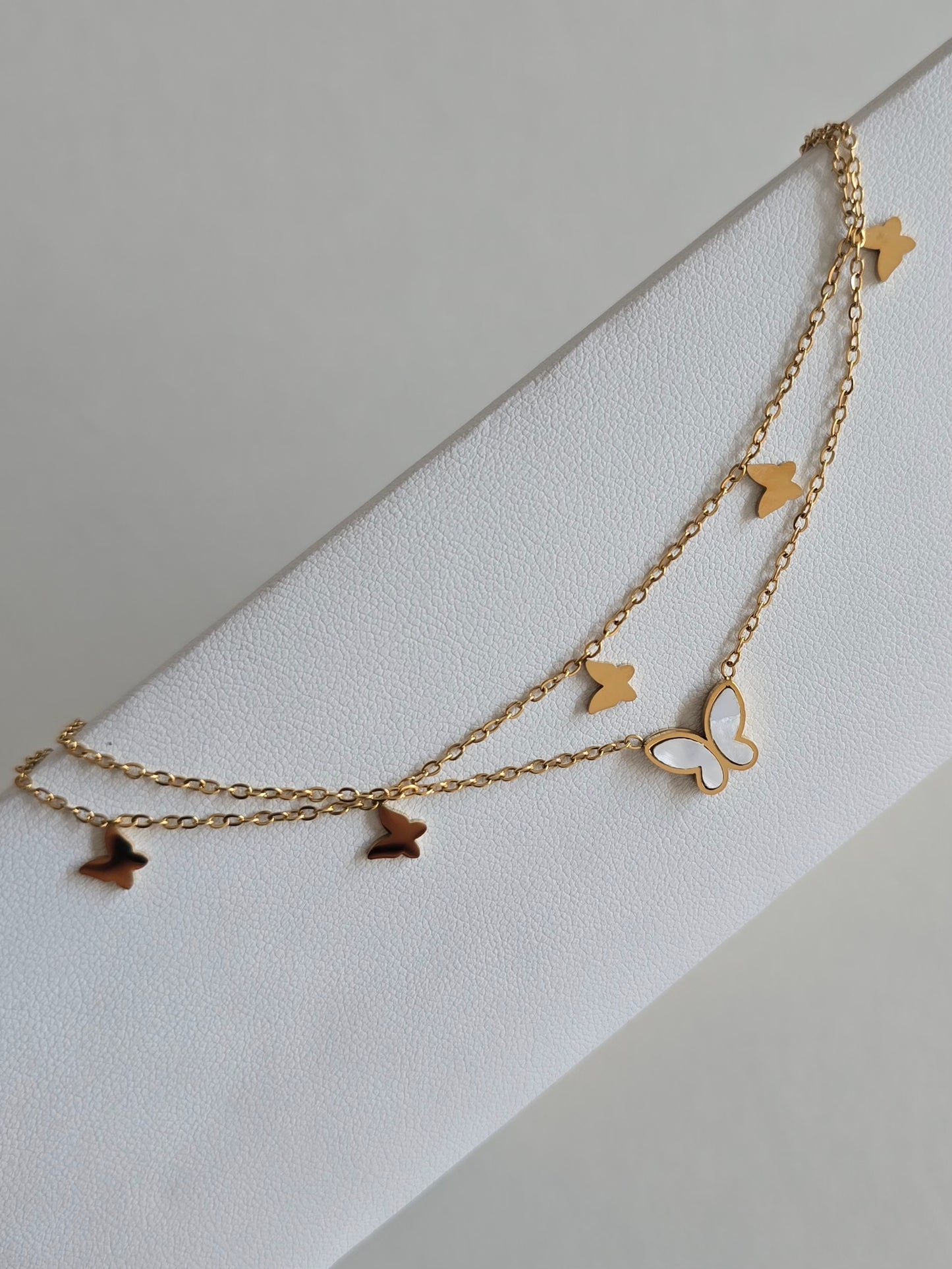 bijou raffiné pour femme : bracelet de cheville papillon doré et blanc 