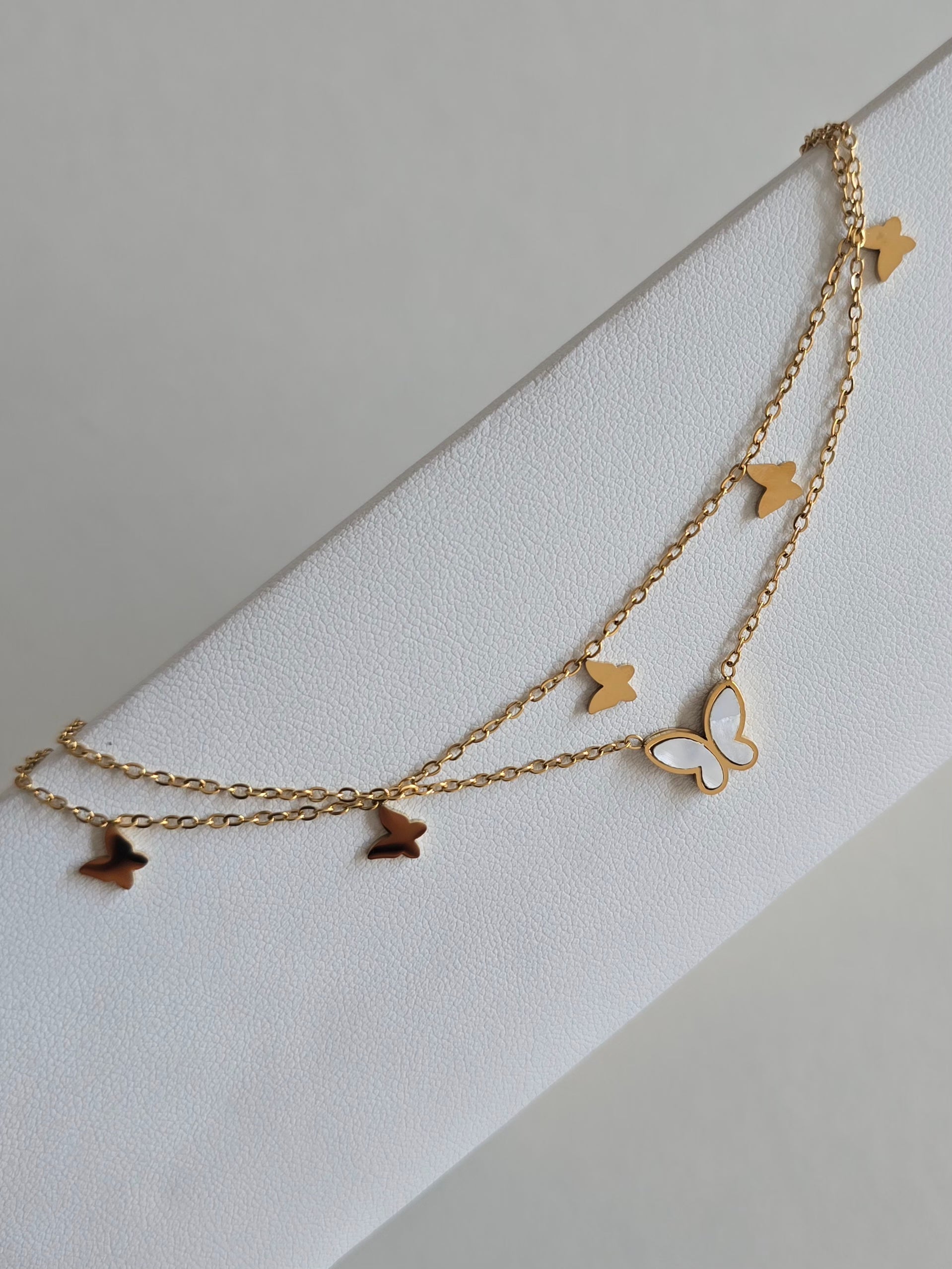 bijou raffiné pour femme : bracelet de cheville papillon doré et blanc 