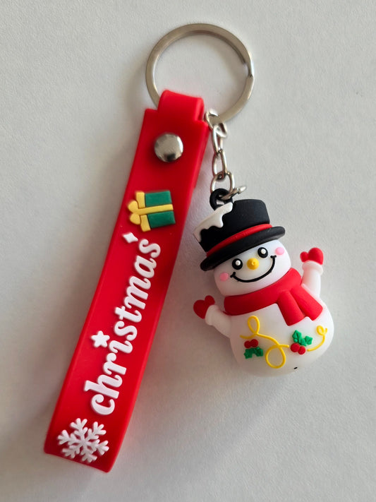 bonhomme de neige mignon en porte-clés, décoré pour les fêtes de noël