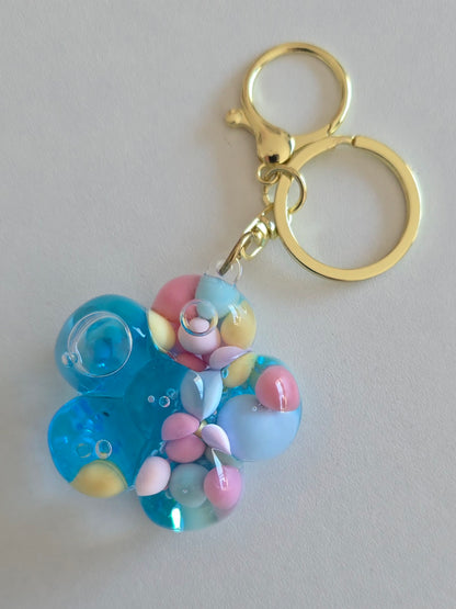 porte-clé original en forme de fleur avec liquide bleu et paillettes