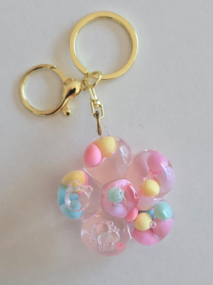 porte-clé fleur rose pastel avec perles flottantes