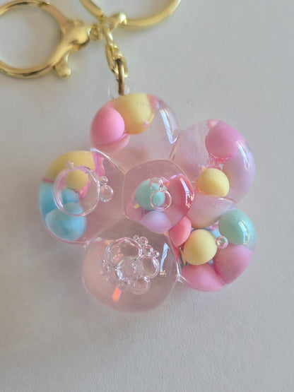 porte-clé fantaisie fleur transparente rose et billes multicolores 