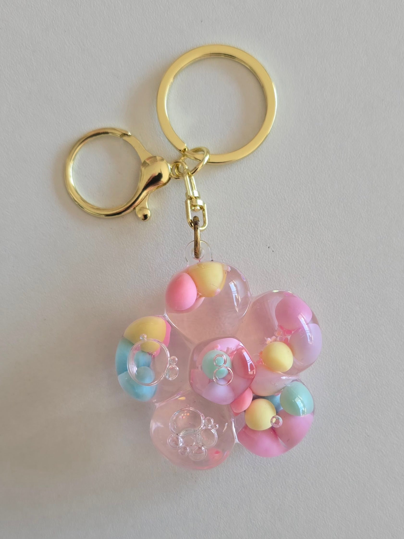 porte-clé girly rose translucide décoré de perles multicolores 