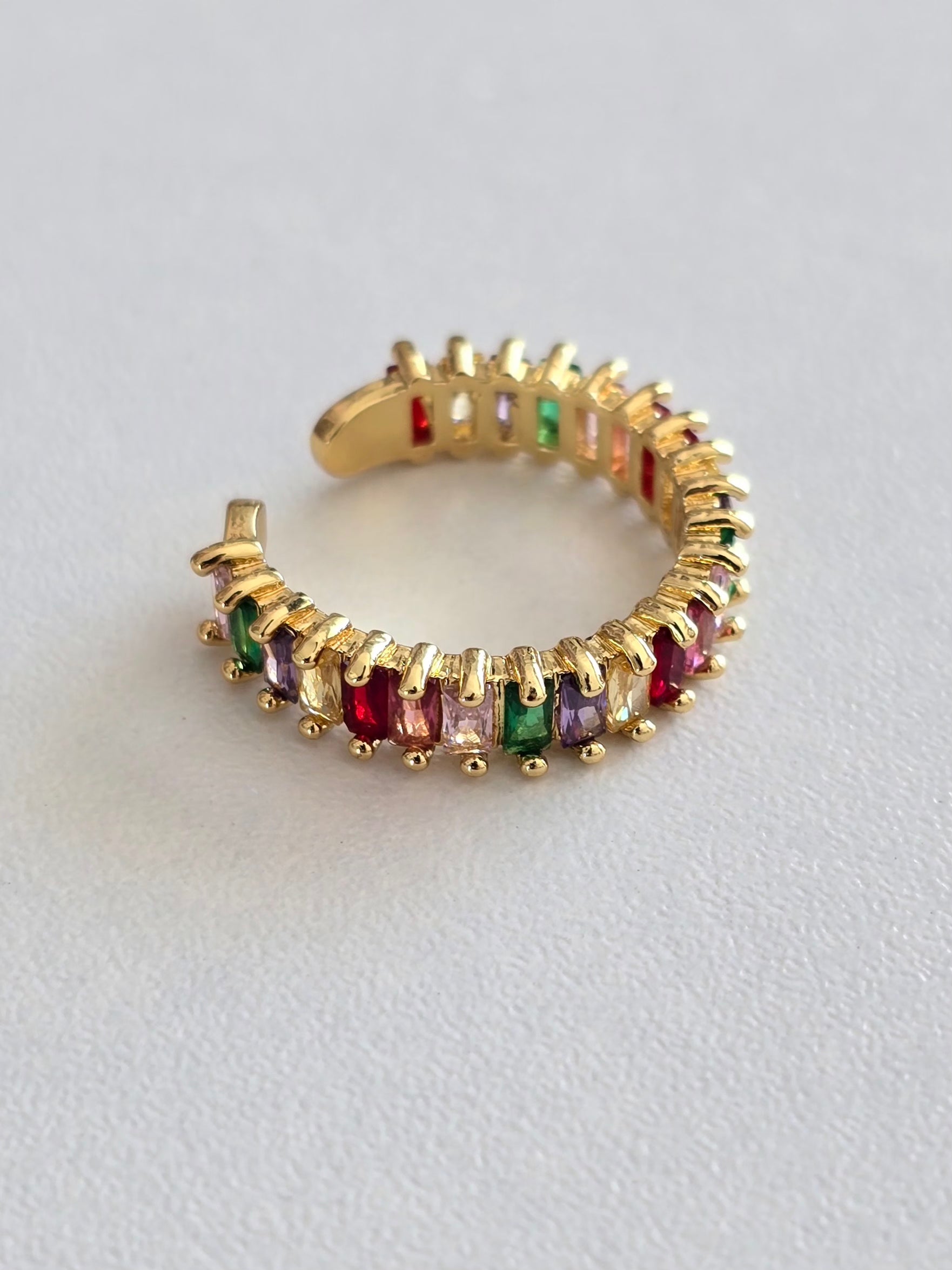 bague dorée montrant les pierres aux couleurs éclatantes 