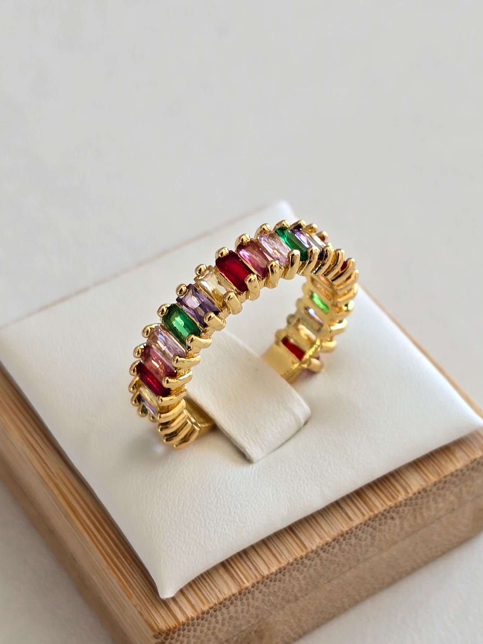 Bague avec pierres rouges, vertes, roses et violette - acier inoxydable 