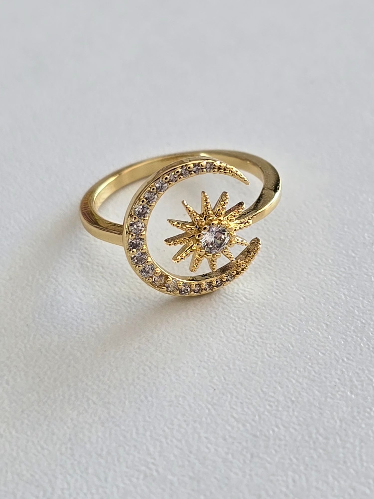 Bague Lunara dorée avec lune et soleil