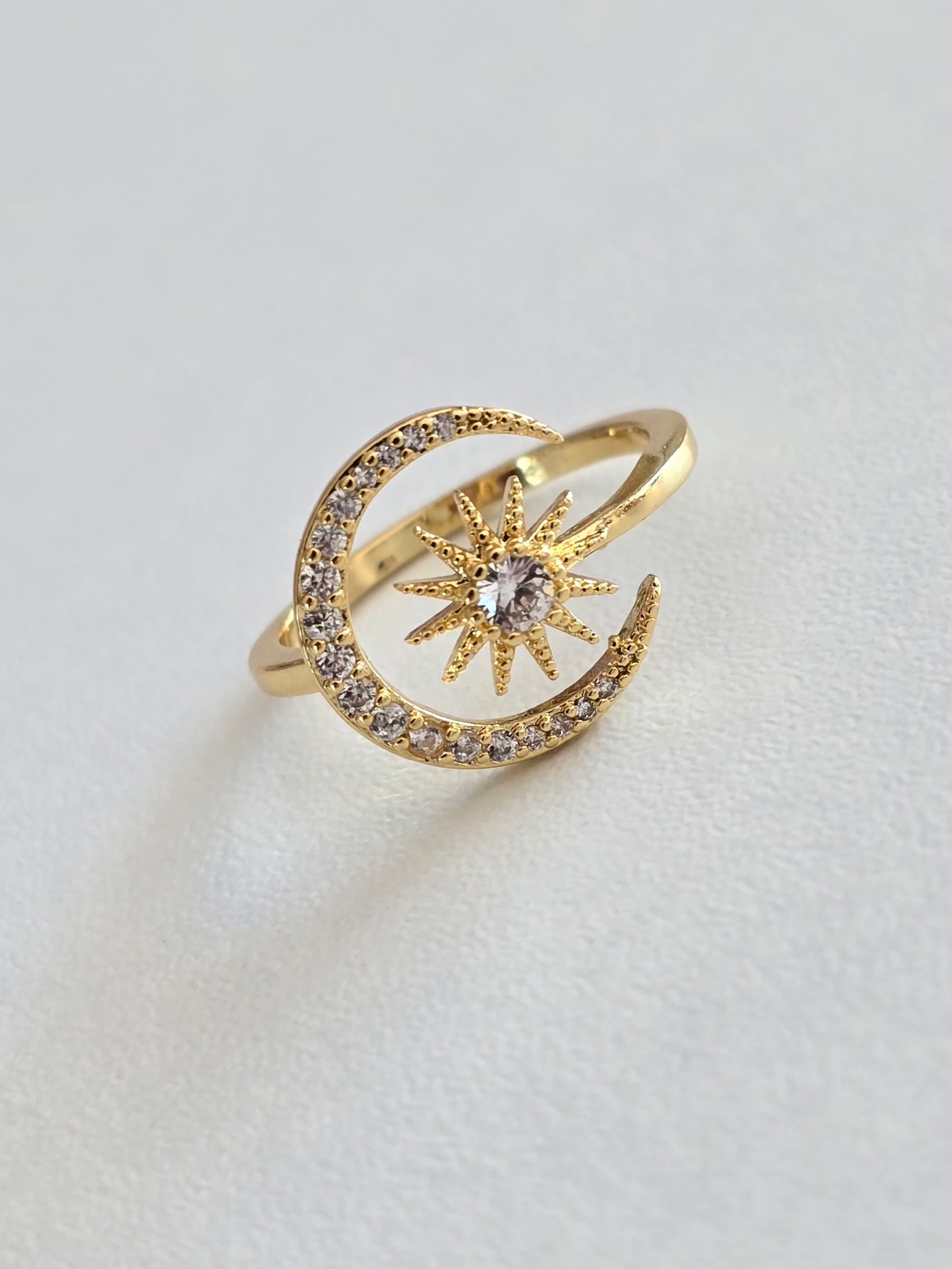 Bague Lunnara fine ornée de strass argentés brillants