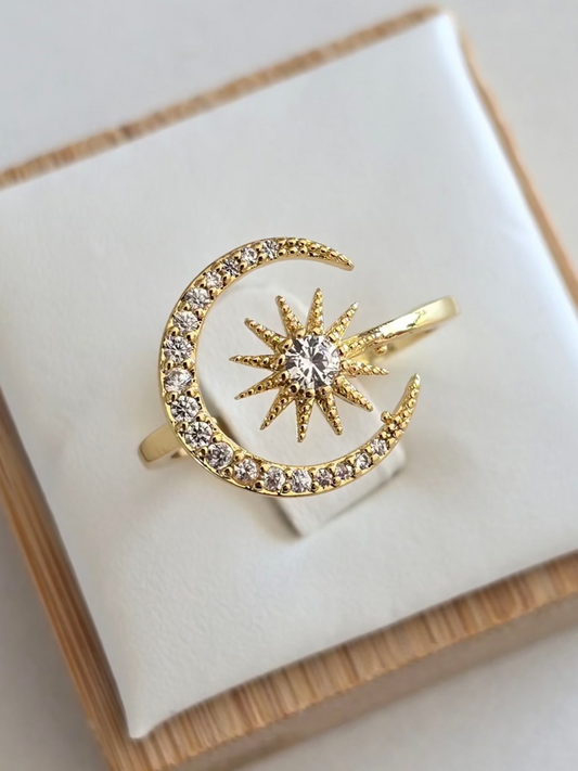 Bague Lunara dorée avec lune et soleil sertis de strass argentés