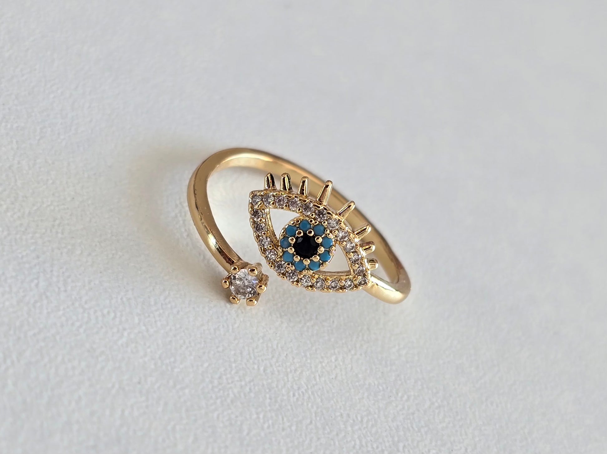 Bague dorée avec strass étincelants