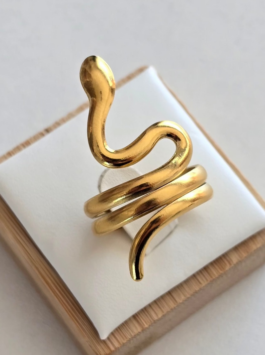 Bague serpent Naga, élégante et audacieuse en acier inoxydable doré