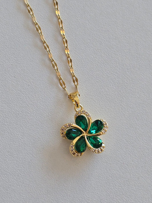 pendentif trèfle doré avec strass argentés et pierres vertes