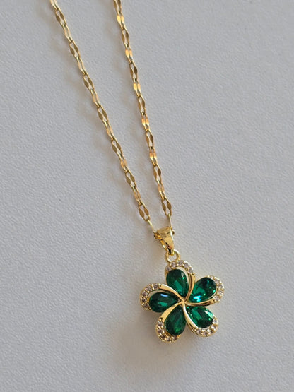 collier porte-bonheur élégant en acier doré avec fleur verte 
