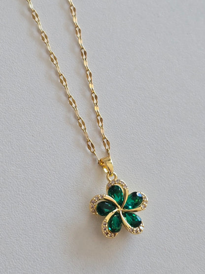collier raffiné Luzia, fleur verte sertie de strass