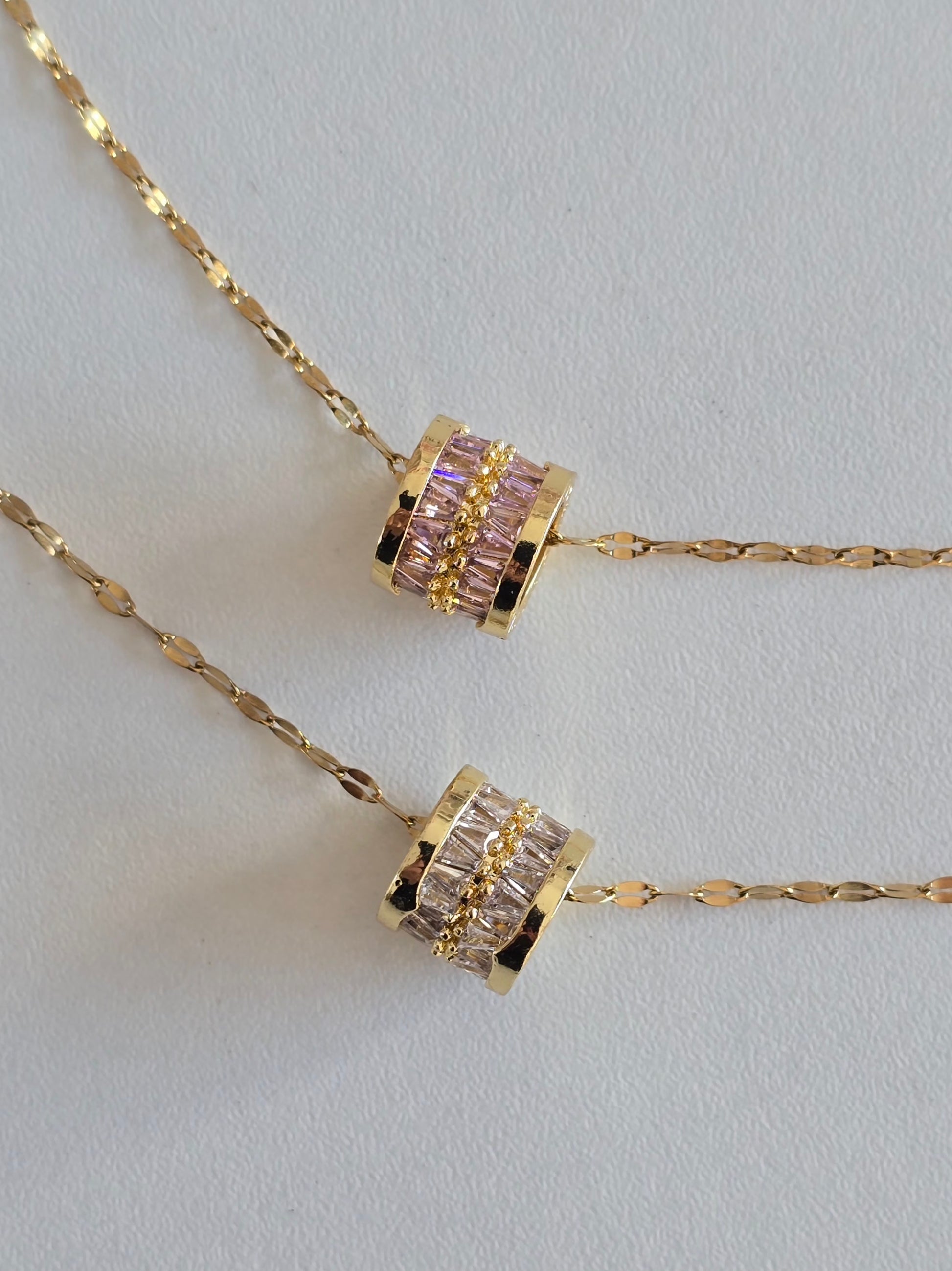 collier Lyra doré en acier inoxydable avec pendentif cylindre serti de pierres