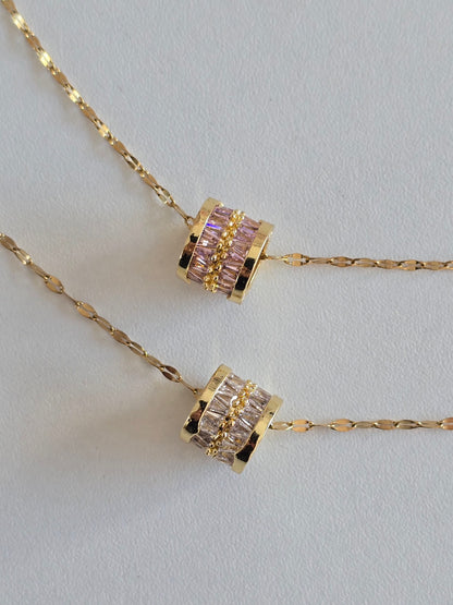 collier Lyra doré en acier inoxydable avec pendentif cylindre serti de pierres
