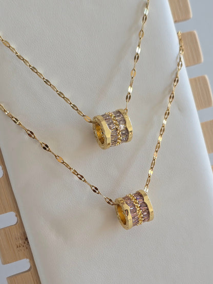 collier doré féminin et moderne avec pendentif scintillant Lyra