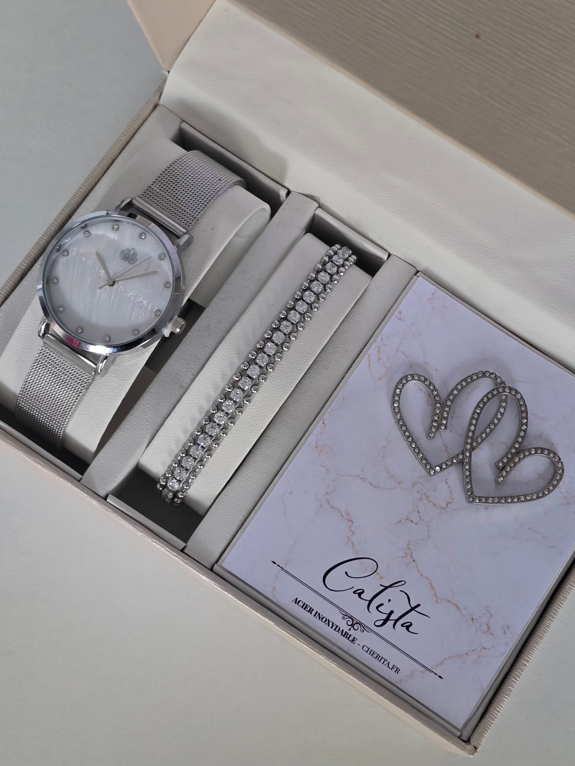 Coffret Calista argenté avec montre élégante, bracelet raffiné et boucles scintillantes 