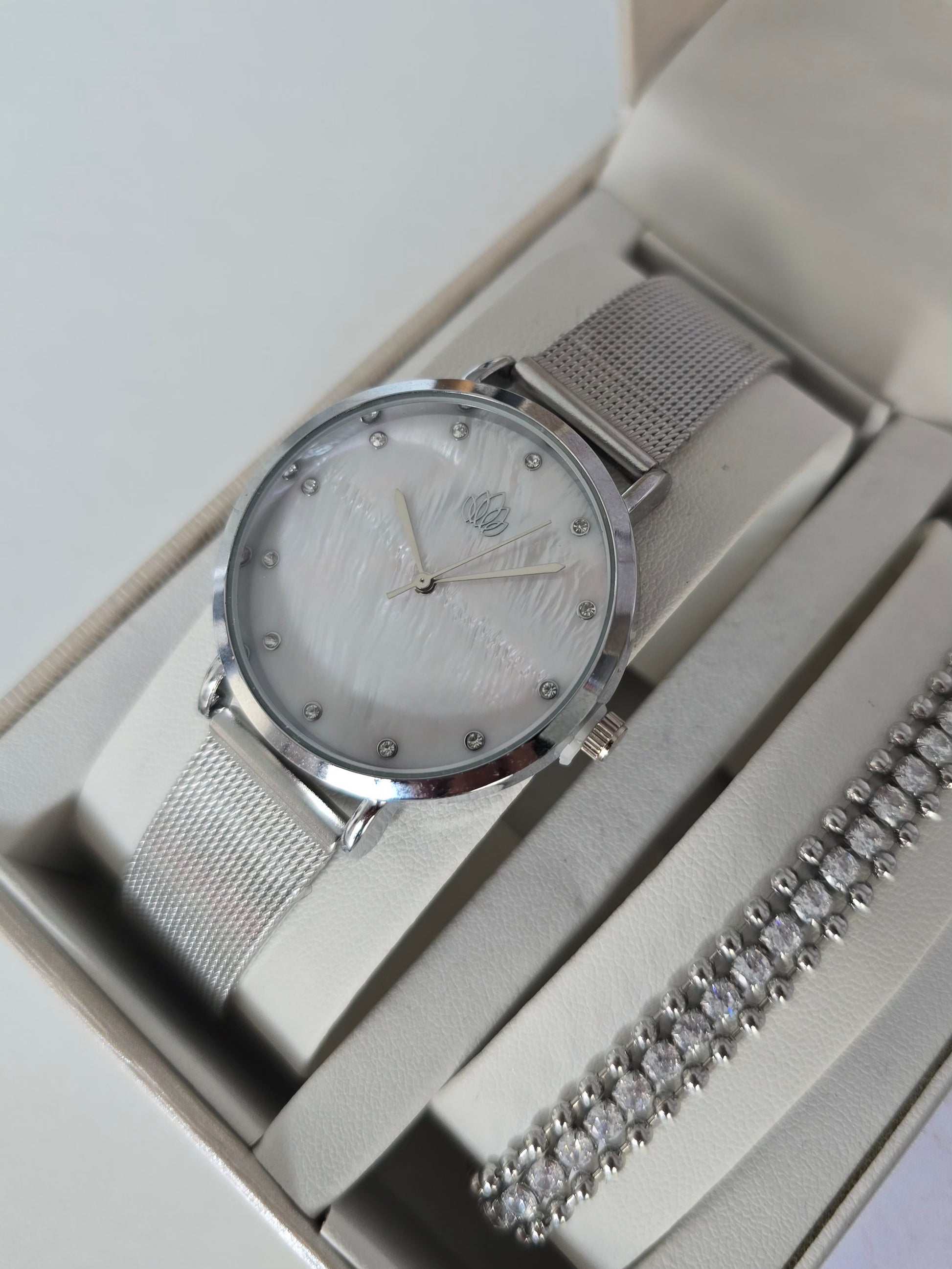 Bijoux Calista argentés : montre irisée, bracelet scintillant et boucles d'oreilles coeur