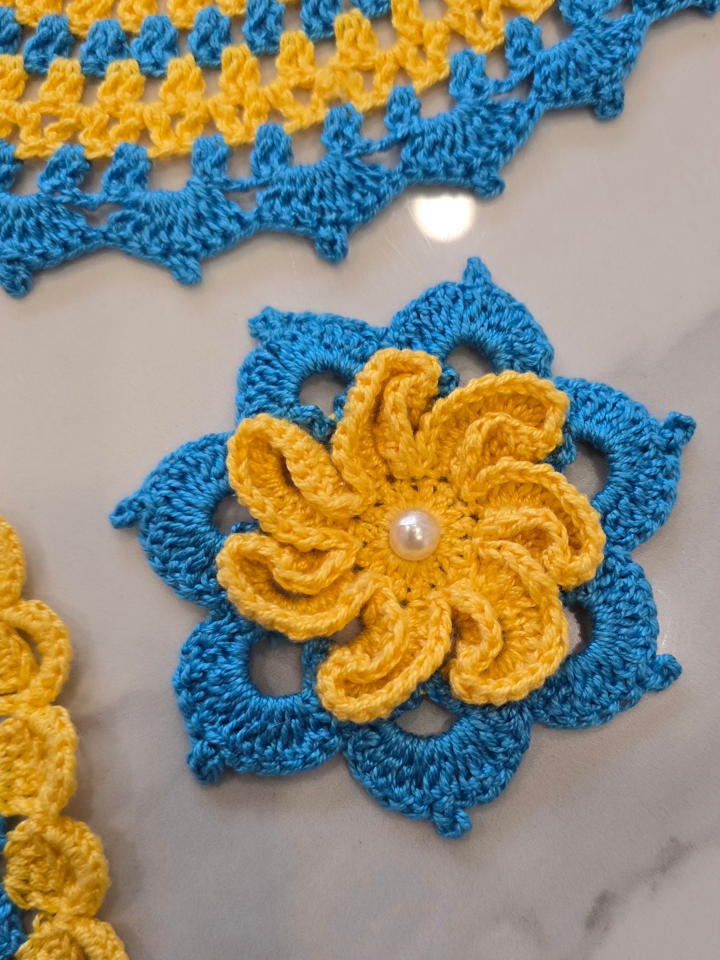 Lot de 3 napperons + 2 fleurs