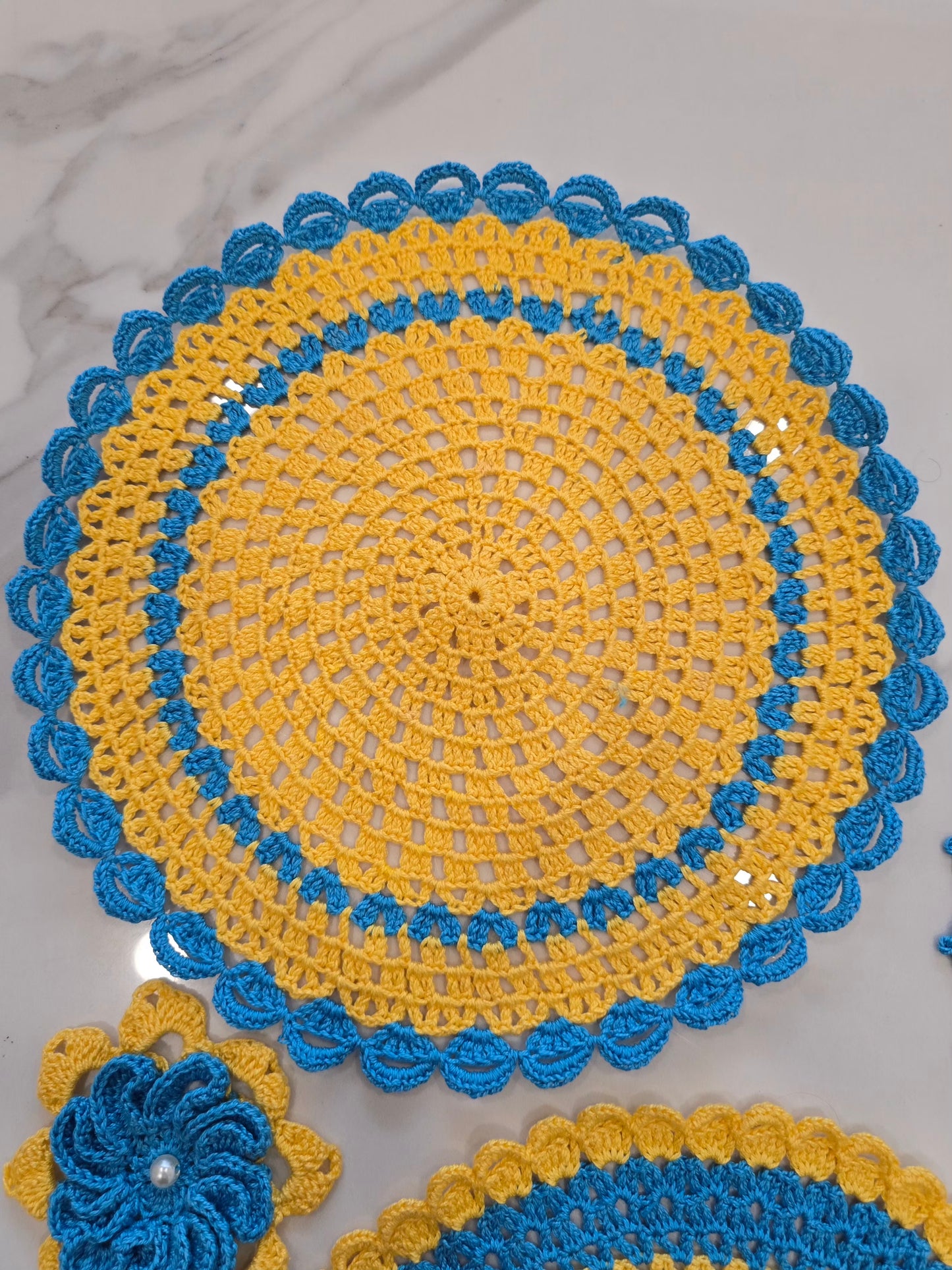 Lot de 3 napperons + 2 fleurs