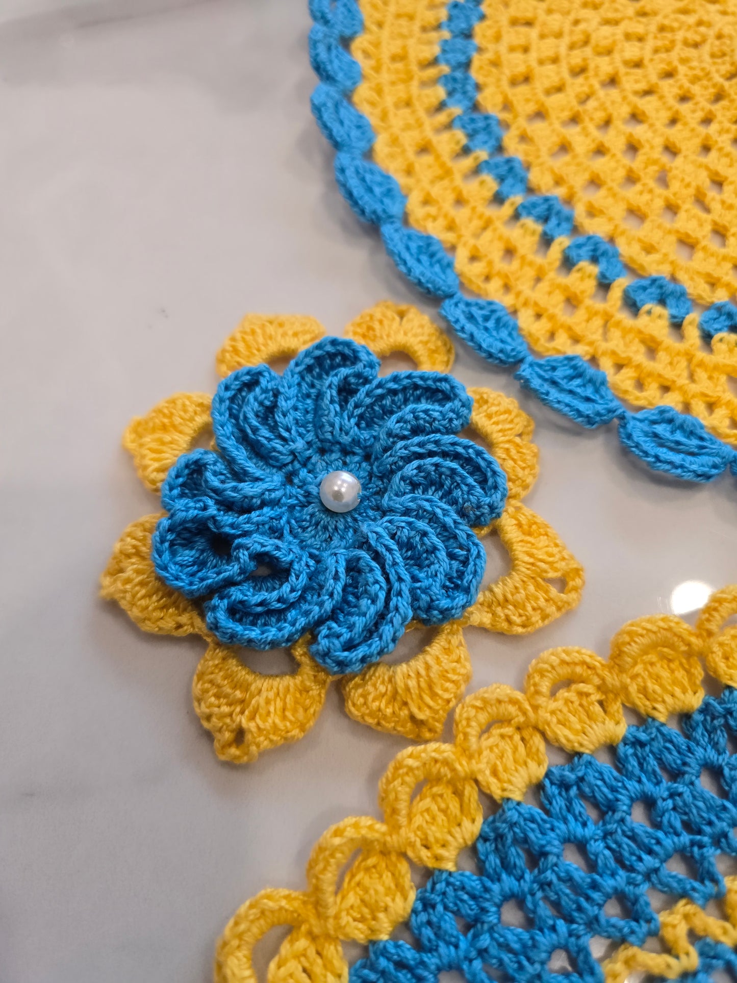 Lot de 3 napperons + 2 fleurs