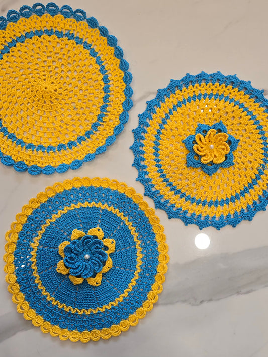 Lot de 3 napperons + 2 fleurs