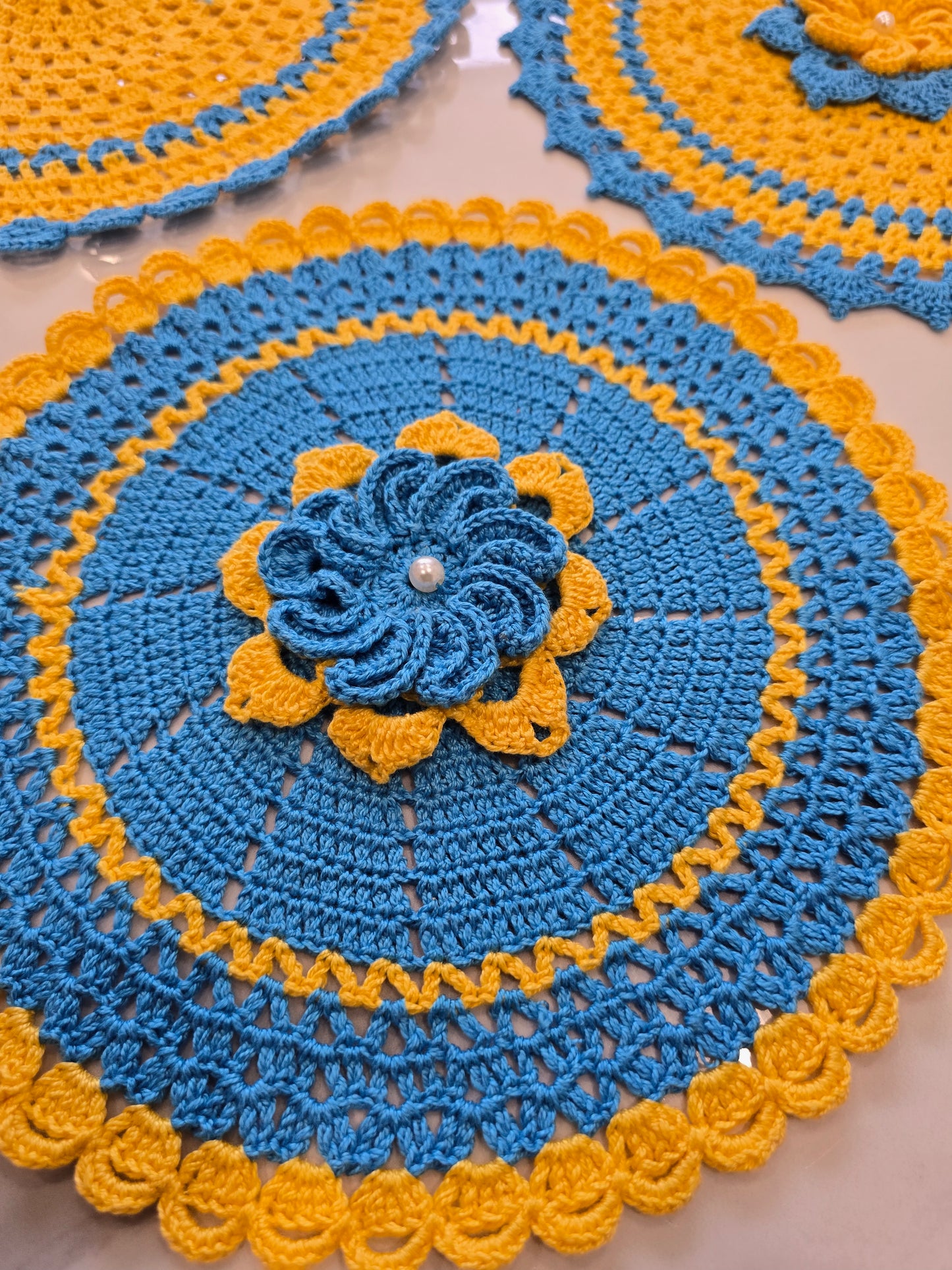 Lot de 3 napperons + 2 fleurs