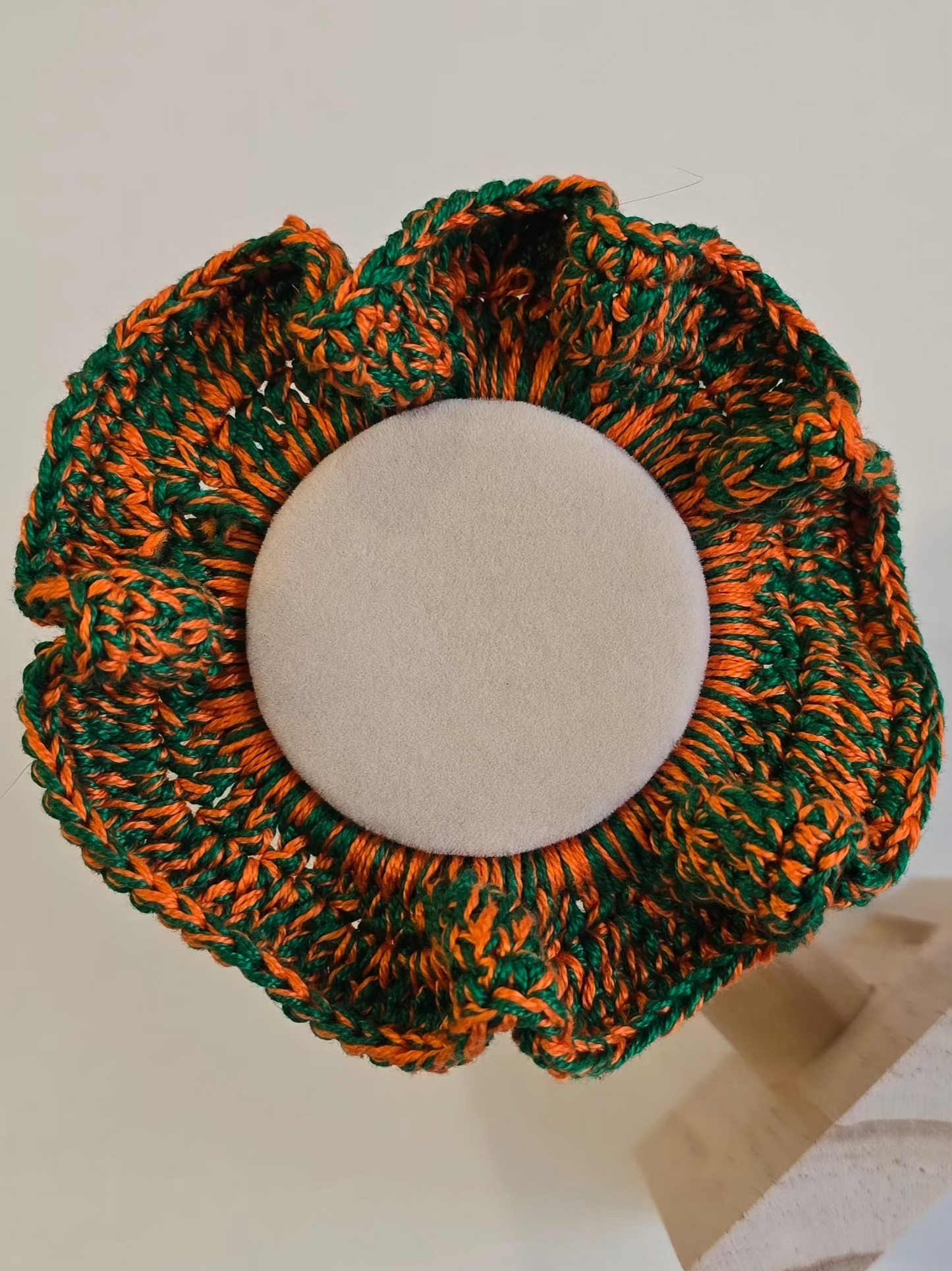 chouchou crochet vert et orange avec finition texturée
