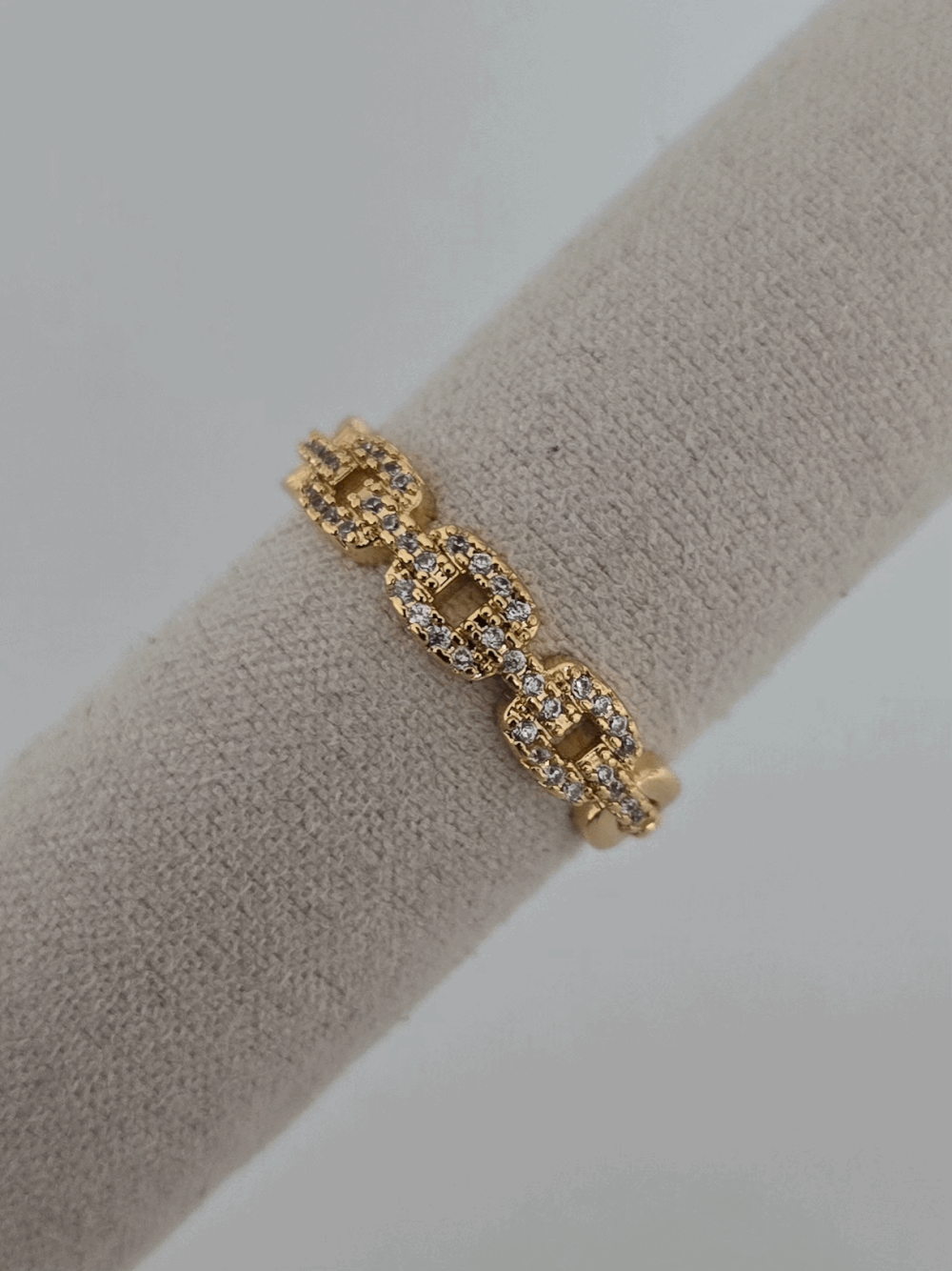 Jolie bague Mila, modèle doré sur support 