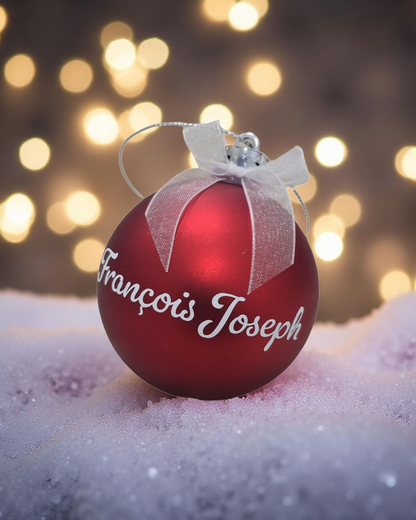Boule de Noël personnalisée avec prénom François Joseph - Rouge Matte et blanc.