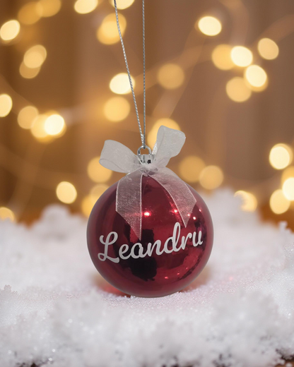 Boule de Noël personnalisée pour Leandru - rouge brillant et blanc.