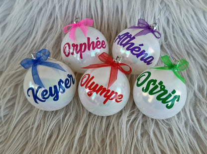Boules de Noël avec les noms de nos amis à poils, car ils font parti de la famille 