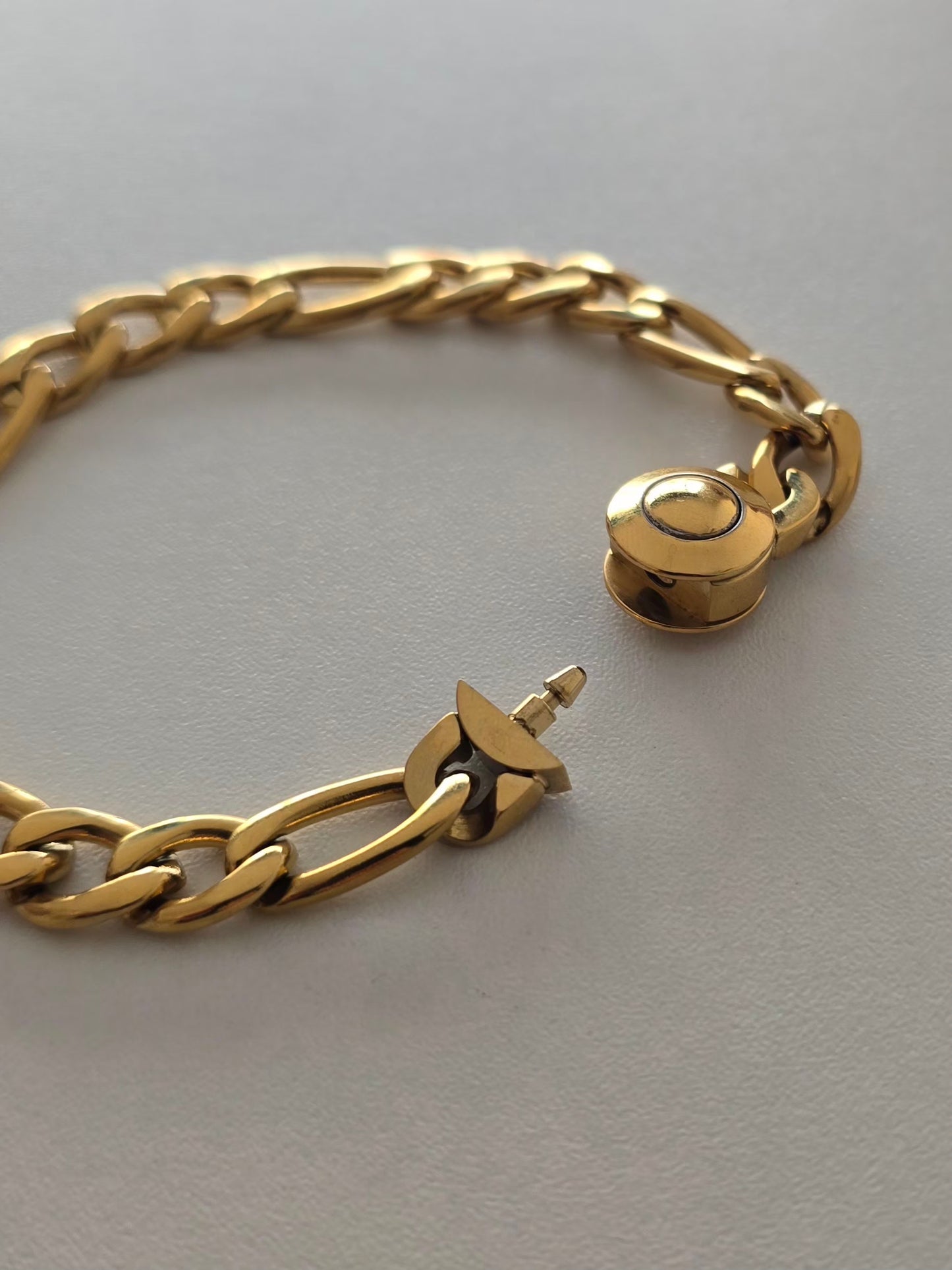 Bracelet Atlas ouvert montrant le système de bouton poussoir