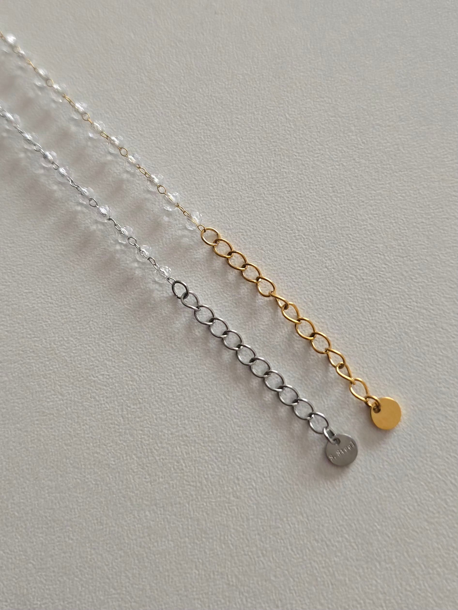 Chaînes fines en acier doré et argenté avec perles transparentes 