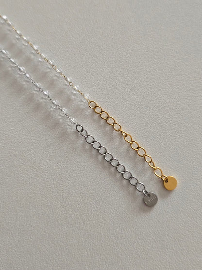 Chaînes fines en acier doré et argenté avec perles transparentes 