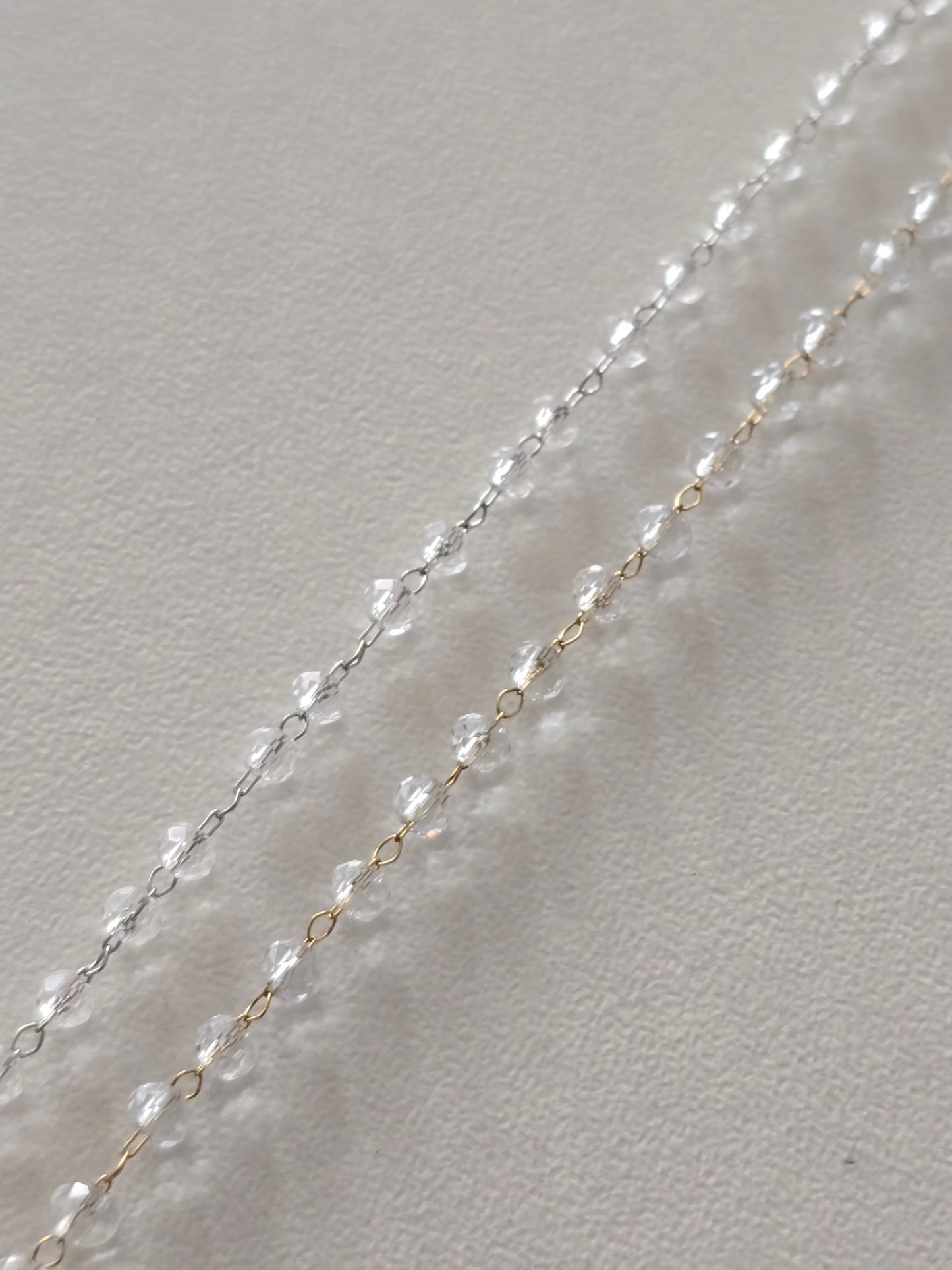 Variantes dorée et argentée du bracelet Clarity présentées ensemble