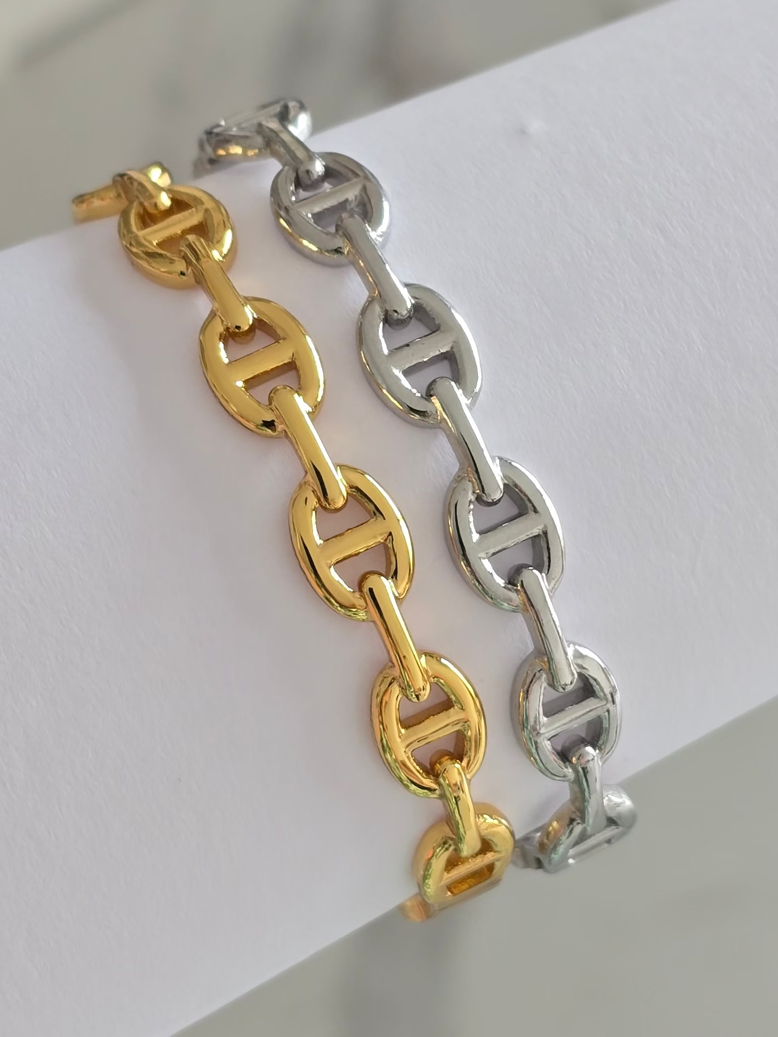 Bracelet rigide Livia disponible en doré ou argenté, parfait à porter seul ou en accumulation.