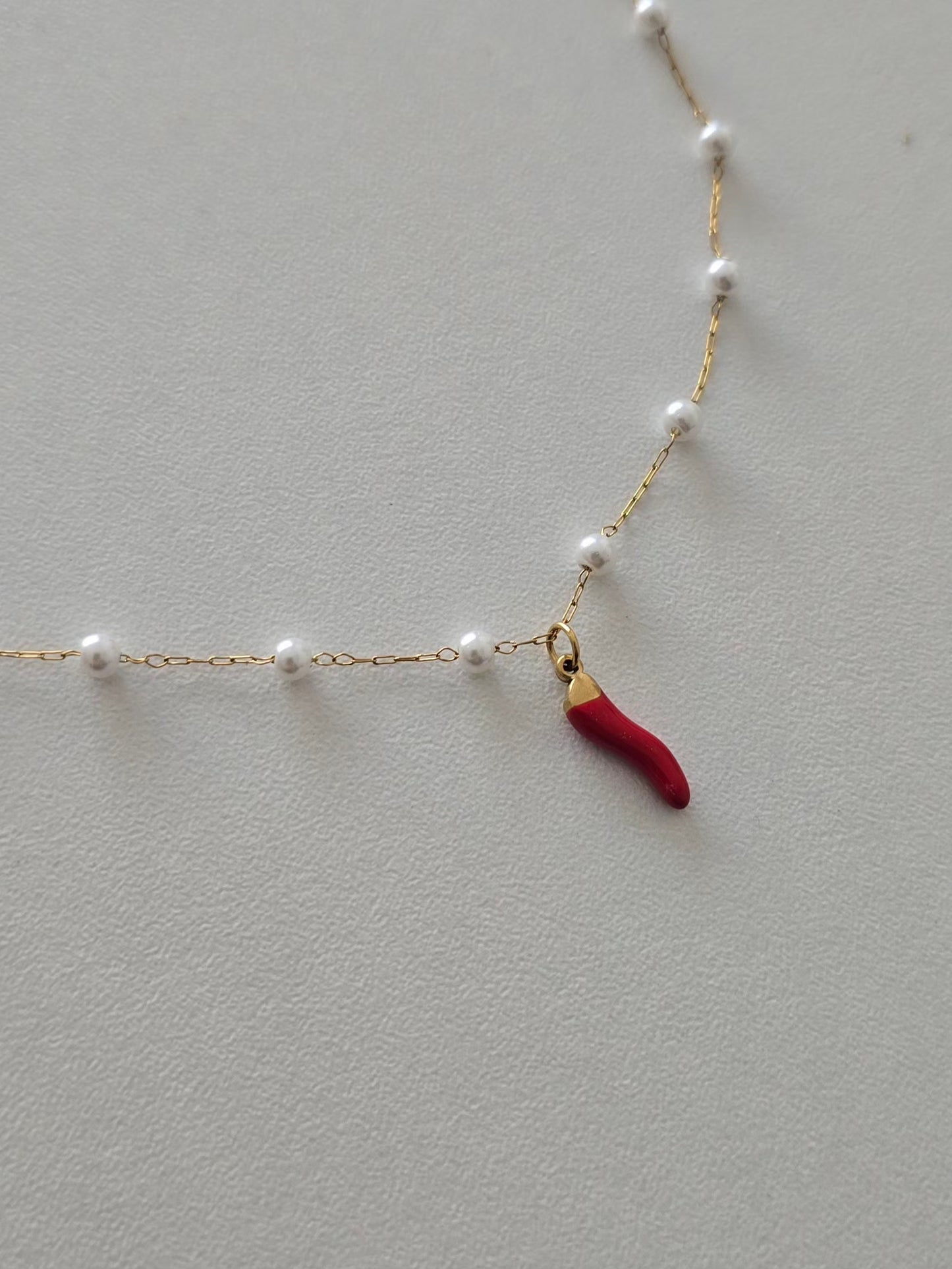 Bracelet doré Mya avec perles blanches et charm piment rouge