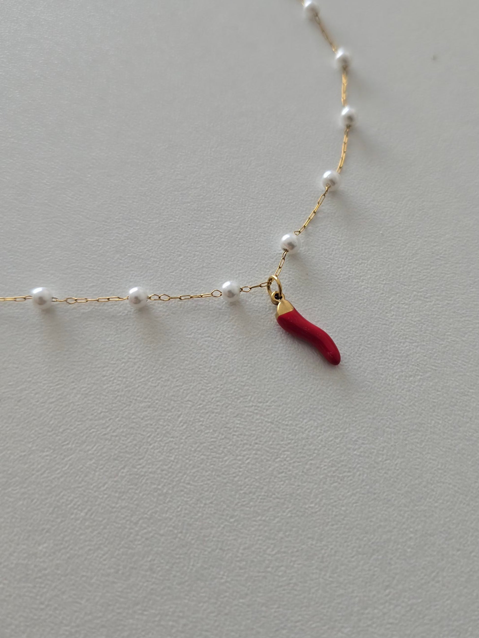 Perles nacrées de 0,3 cm sur bracelet doré Mya