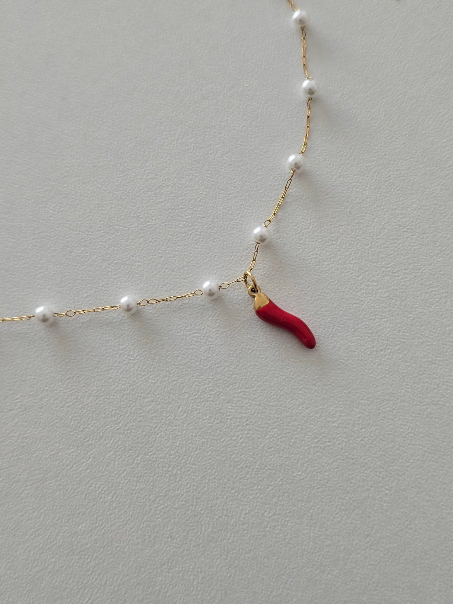 Bijou Mya avec perles blanches et piment rouge porte-bonheur