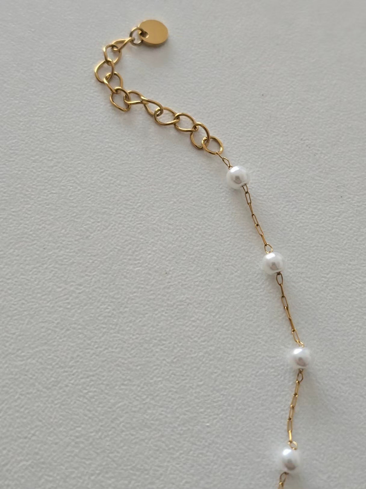 Finitions dorées et perles du bracelet Mya