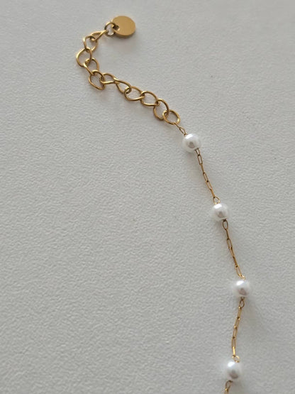 Finitions dorées et perles du bracelet Mya