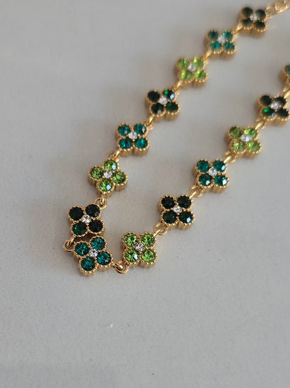 Bracelet Princesa vert orné de fleurs à quatre pétales en cristaux étincelants sur finition dorée