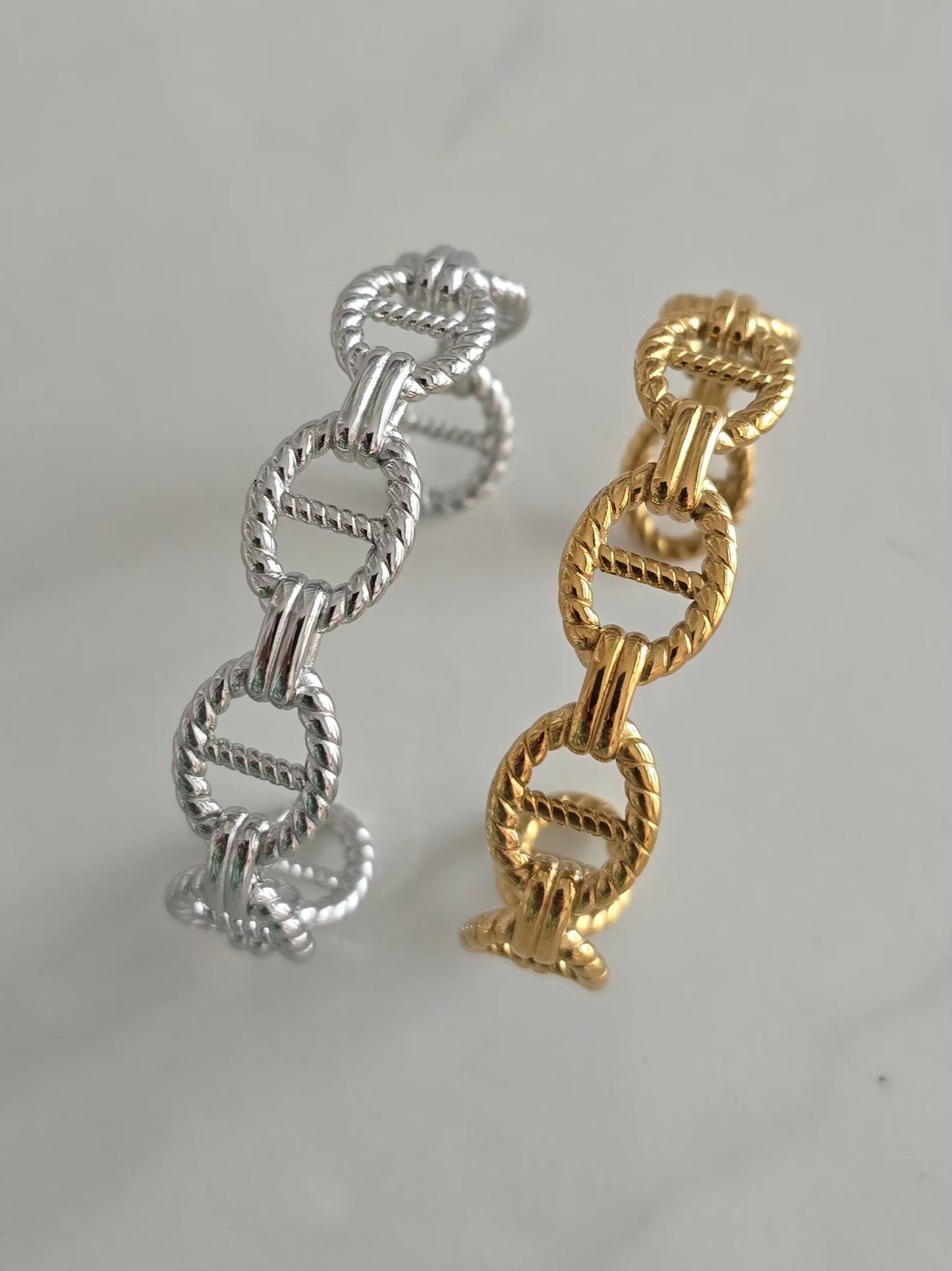 Bracelets Maëlys doré et argenté avec finition texturée et design raffiné.